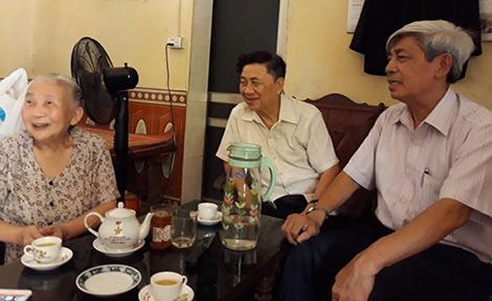 Bà Nguyễn Thị Tuyết, ông Lê Hữu Quế, ông Bùi Ngô Duyệt khi nói về ông lang Vấn. 