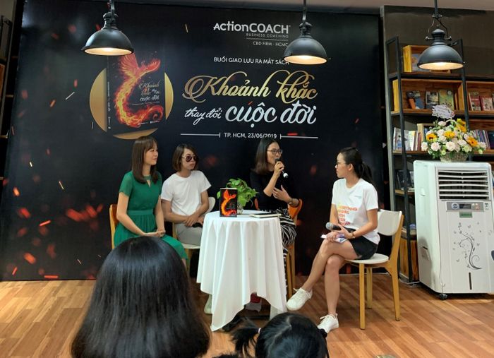 Ba nhà văn trẻ: La Hường, Trúc Thiên và Phương Huyền (từ trái qua), cùng chia sẻ về quá trình hoàn thành cuốn sách "Khoảnh khắc thay đổi cuộc đời". 