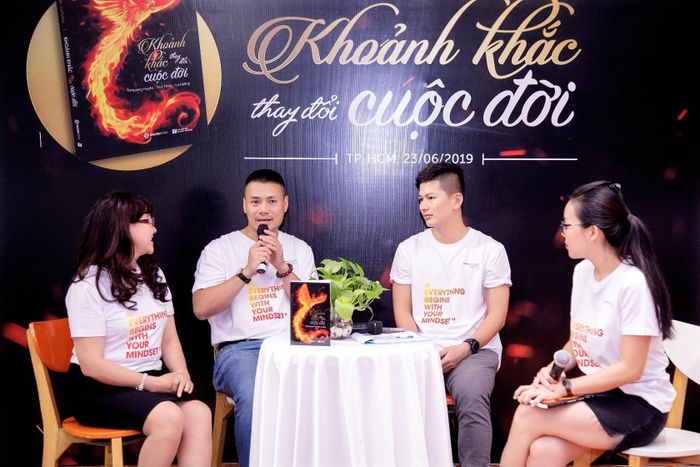 Các nhân vật "bước ra từ trang sách" cùng chia sẻ về những khoảnh khắc thay đổi cuộc đời của mình. 