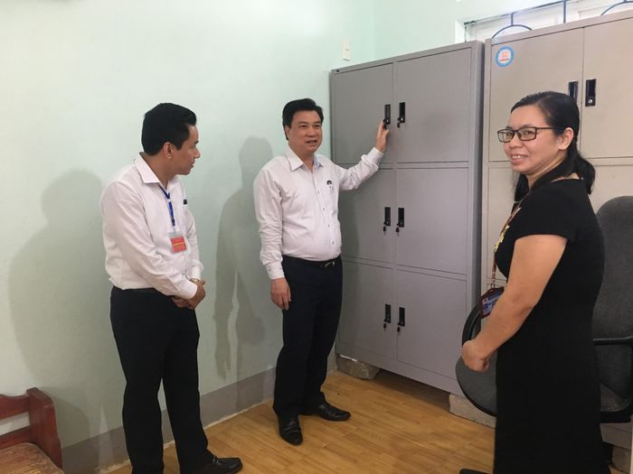 Tủ sẽ phải được kiểm tra và niêm phong trước khi đề thi, bài thi được đưa đến lưu trữ trong thời gian thi.