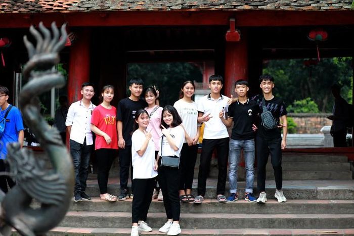 Nhóm các sĩ tử từ Thường Tín, Vân Tảo, Hà Tây, Hà Nội rủ nhau về Văn Miếu lễ và tranh thủ chụp ảnh lưu niệm với nhau