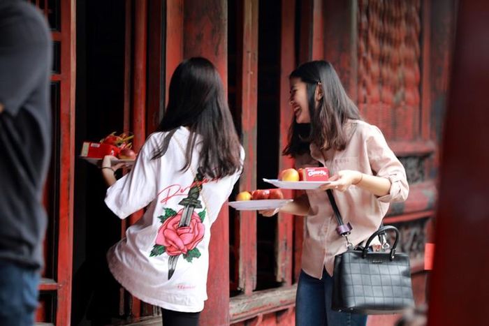 Khuôn mặt khá vui vẻ của hai nữ sĩ tử vào dâng lễ xin thi cử may mắn.