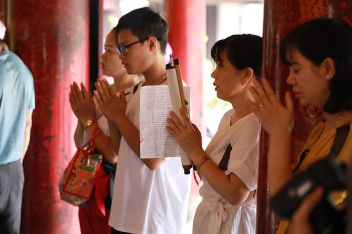 Bên cạnh việc đến cầu may thì nhiều học sinh đến để xin chữ. Chữ được các sỹ tử xin nhiều nhất là chữ “Minh”, “Đỗ Đạt”, “Đăng Khoa”...