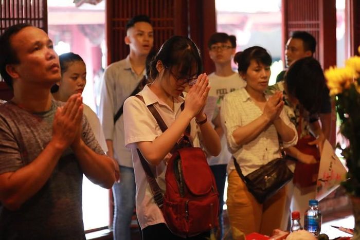 Đi lễ cầu may mắn, ước nguyện đỗ đạt trước khi đi thi là hình thức để phụ huynh và thí sinh giải tỏa tâm lý lo lắng, áp lực thi cử, để lấy lại tinh thần thoải mái, lạc quan, tự tin khi làm bài thi.