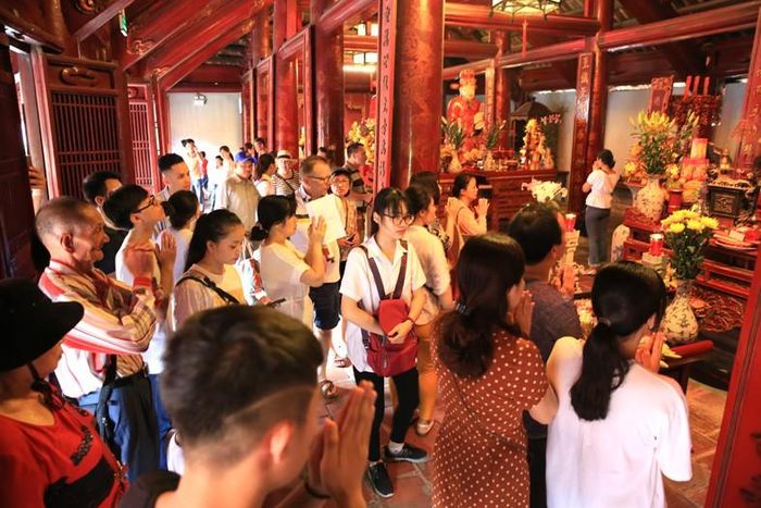 Tấp nập sĩ tử và phụ huynh đến cầu may cho ngày thi may mắn đỗ đạt