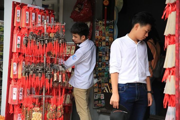 Sĩ tử chọn mua món đồ cầu may mắn trong Văn Miếu