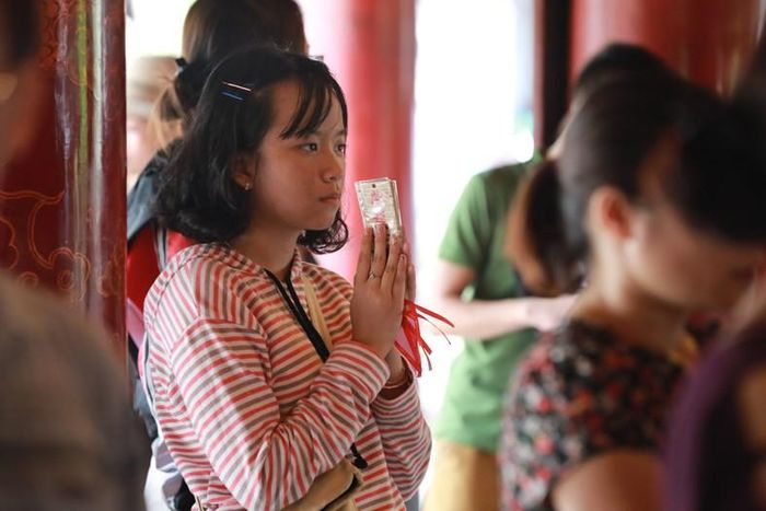 Trên tay của sĩ tử có lá bùa may mắn