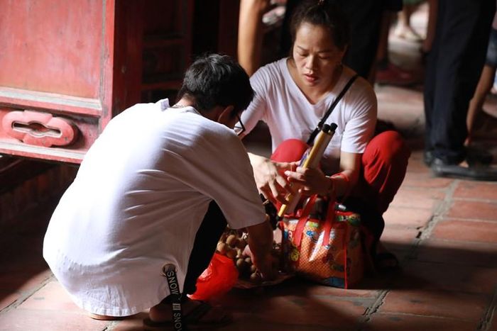 Hai mẹ con sĩ tử sắp lễ