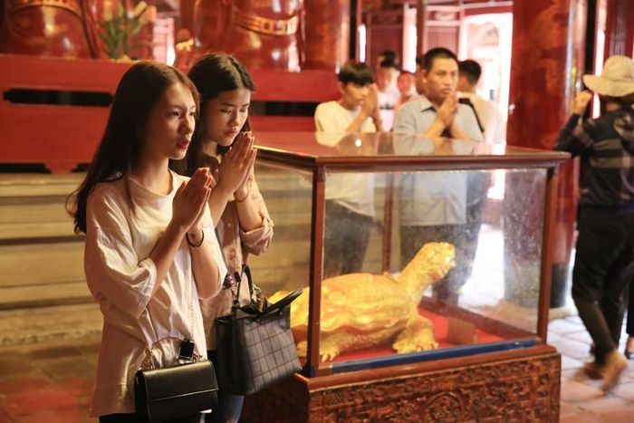 Thành kính cầu xin một kỳ thi may mắn, đạt kết quả cao.