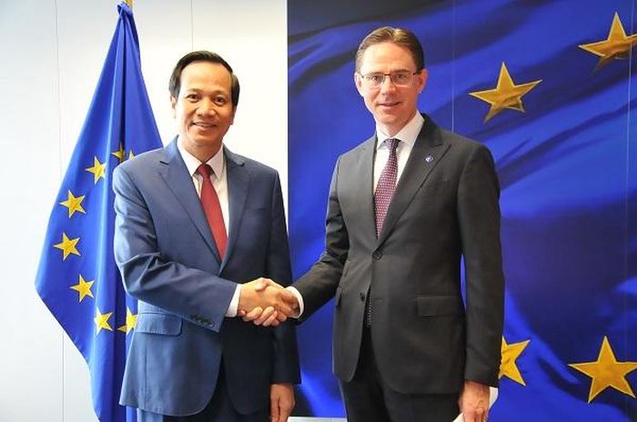 Bộ trưởng Đào Ngọc Dung và ông Jyrki Katainen, Phó Chủ tịch Ủy ban châu Âu phụ trách về vấn đề việc làm. Ảnh: Dân sinh