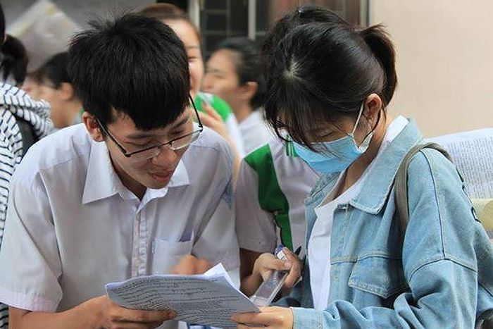 Học sinh xem bài trước ngày thi. Ảnh Kim Hà