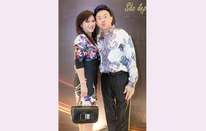 Nghệ sỹ Chí Tài và vợ. 