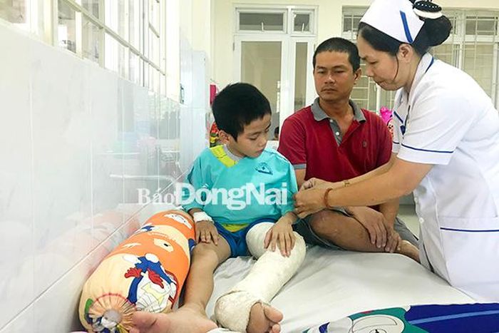 Cháu Hào đang nằm điều trị tại Bệnh viện nhi đồng Đồng Nai