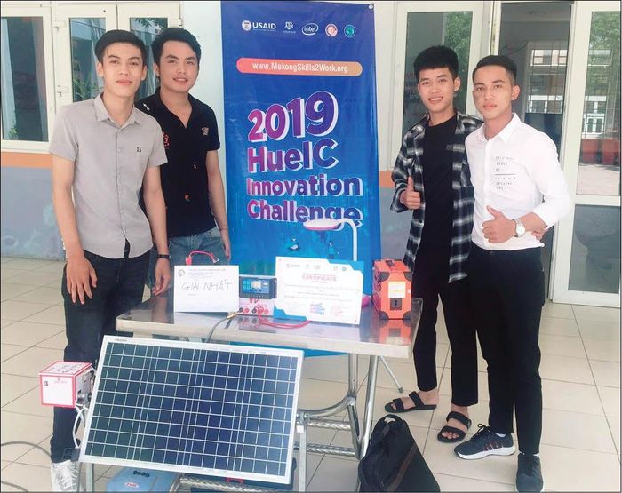 Bốn bạn trẻ cùng đề tài sáng chế của mình