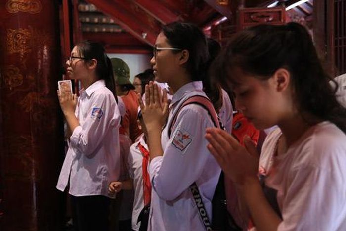 Cầu mong may mắn trước các bậc tiên hiền