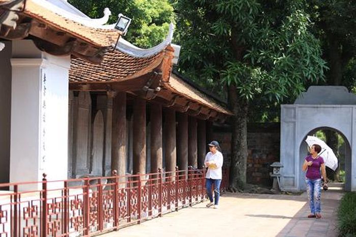 Khu vực bia Tiến sĩ nhiều năm nay đã được xây dựng hàng rào bao quanh nhằm không cho du khách tham quan sờ đầu rùa đá ảnh hưởng đến di tích