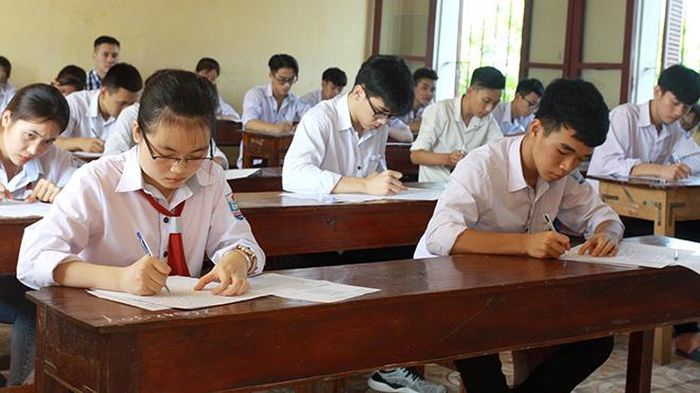 Các thí sinh làm bài tại điểm thi trường THPT Nguyễn Du, huyện Kiến Xương, tỉnh Thái Bình. Ảnh: Thế Duyệt - TTXVN