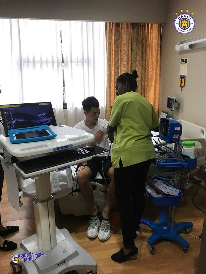 Trước giờ mổ, Đình Trọng được kiểm tra kỹ lưỡng các thông số sức khỏe