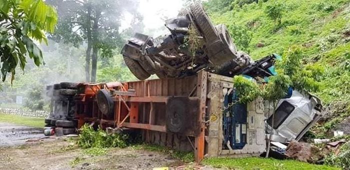  Rất may tài xế đã kịp nhảy ra khỏi xe nên không có thiệt hại về người