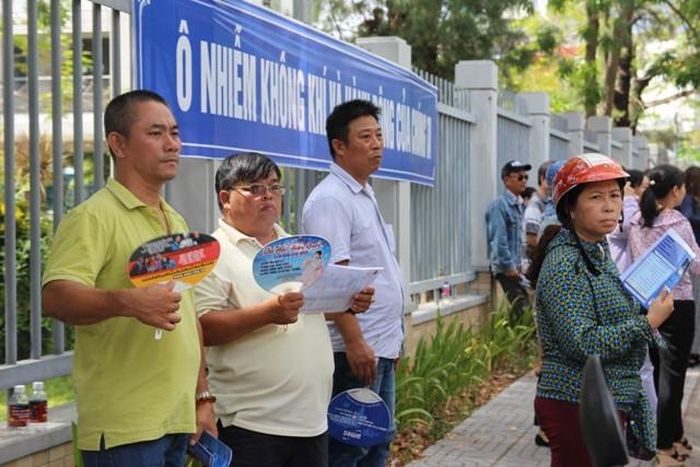 Nhiều phụ huynh đợi con dưới cái nắng gay gắt. 