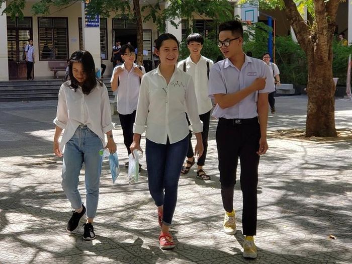 Thí sinh Đà Nẵng kết thúc bài thi môn Ngữ Văn trong tâm trạng phấn khởi. Ảnh Dân Việt