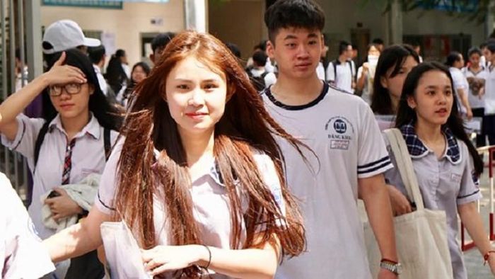 Hầu hết thí sinh ra về trong tâm trạng phấn khởi vì cho rằng đề Ngữ văn khá dễ. Ảnh Sài gòn giải phóng