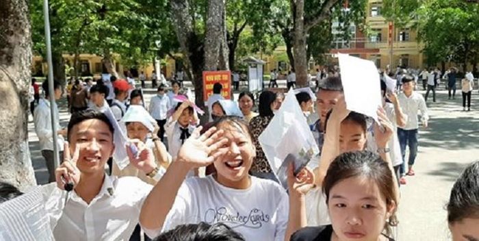 Các thí sinh tại điểm thi trường THPT Phan Đăng Lưu (huyện Yên Thành, Nghệ An) phấn khởi sau khi hoàn thành môn thi Ngữ Văn. Ảnh Infonet