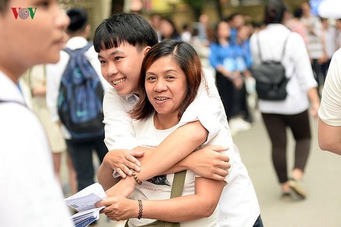 Phụ huynh vui mừng vì con hoàn thành tốt bài thi. Ảnh VOV