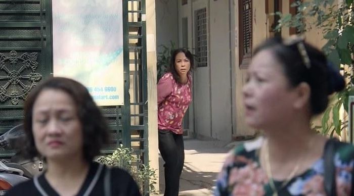 Mẹ Yến (Thanh Quý) bị chủ nợ tìm đến tận nhà đòi. 