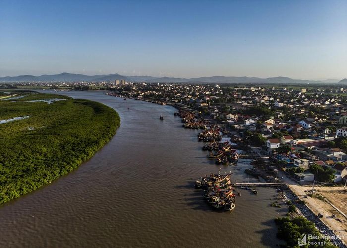 Cảng Lạch Vạn thuộc xã Diễn Ngọc (Diễn Châu), là một con lạch nhỏ đổ ra biển, điểm cuối của sông Bùng chảy qua địa bàn huyện Diễn Châu. Với địa hình cửa biển hẹp,nông nên cảng cá Lạch Vạn chỉ neo đậu được những con tàu công suất nhỏ.