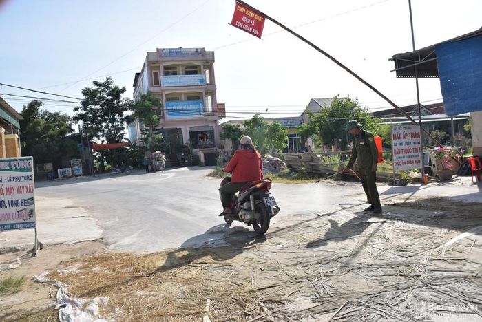 Lập chốt kiểm soát dịch tạm thời là một trong những giải pháp bắt buộc tại các địa phương sau khi có dương tính với dịch tả lợn châu Phi. Ảnh: Xuân Hoàng