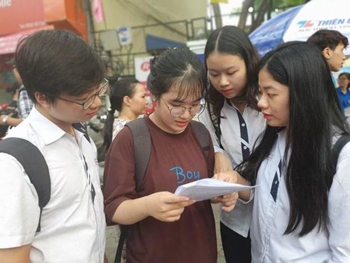 Các thí sinh tại điểm trường thi Việt Đức (Ảnh: Hồng Kiều/Vietnam+)