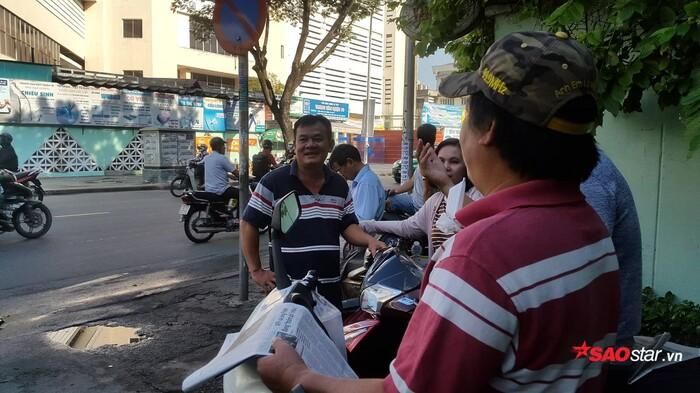 Tại điểm thi THPT Nguyễn Khuyến (Quận 10, TP.HCM), phụ huynh cũng tranh thủ đọc báo, trò chuyện sau khi đưa con em đến điểm thi.