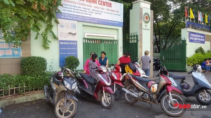 Nhiều phụ huynh đợi con thi trong buổi sáng này.