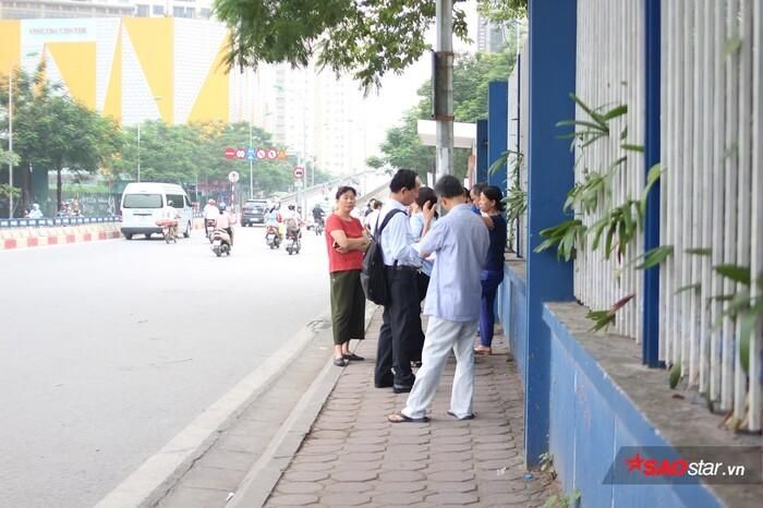Theo lịch của Bộ GG&amp;ĐT, đúng 7h30 phút, hơn 900.000 thí sinh cả nước sẽ bắt đầu nhận đề và chính thức làm bài thi môn Ngữ văn theo hình thức tự luận.