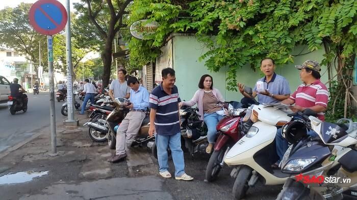 Phụ huynh trò chuyện với nhau.