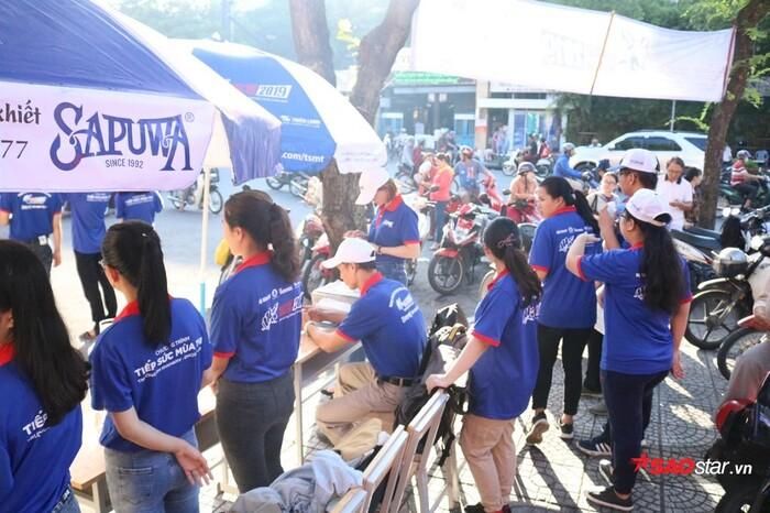 Với bất kỳ khó khăn, thắc mắc gì, các thí sinh và phụ huynh có thể nhờ cậy đến đội sinh viên tình nguyện.