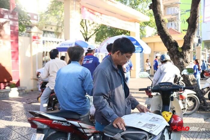 Nhiều phụ huynh sau khi đưa con em đến điểm thi sẽ ở lại chờ các thí sinh thi xong môn Ngữ Văn trong sáng nay.