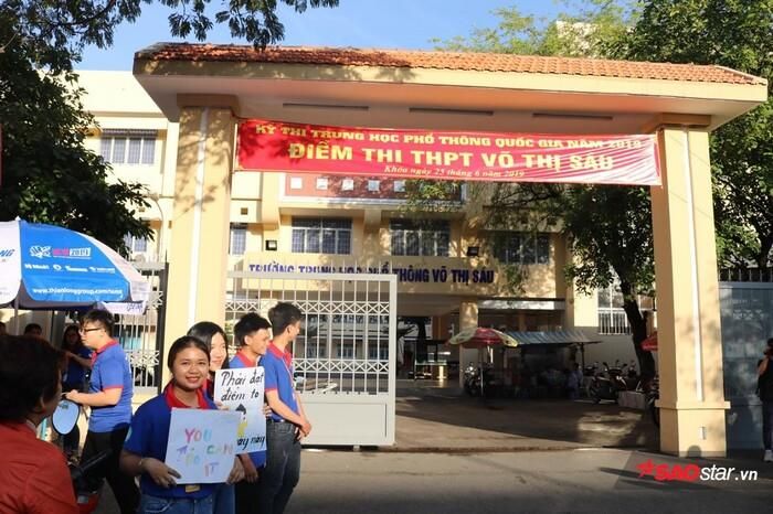 Đội tình nguyện viên có mặt tại điểm thi từ sớm để hỗ trợ các thí sinh và phụ huynh.