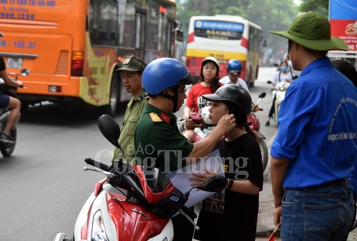 Chăm sóc và dặn dò con trước khi vào phòng thi