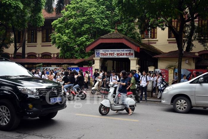 Giao thông gần các điểm thi đông đúc hơn thường ngày