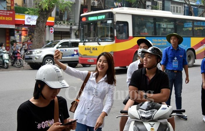 Tranh thủ check in trước khi thi
