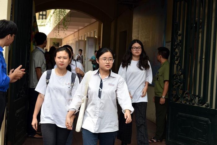 Sĩ tử hớn hở hoàn thành bài thi sáng nay