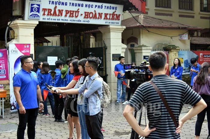Tranh thủ thí sinh đang thi, phỏng vấn tình nguyện viên