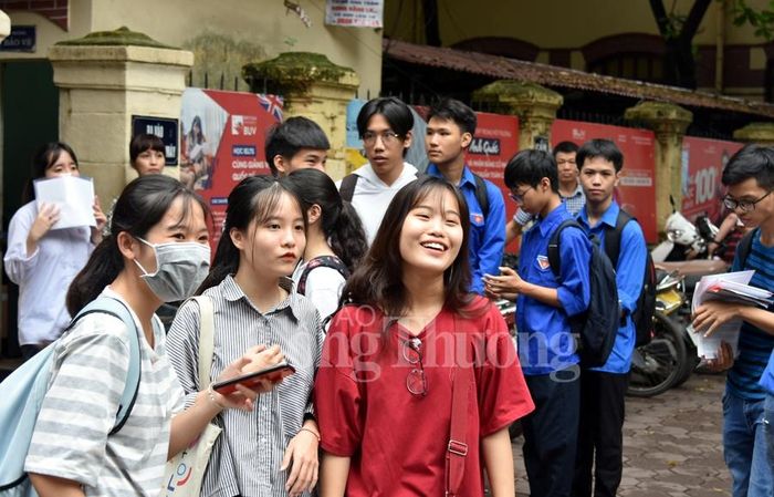 Các thí sinh háo hức đến điểm trường làm thủ tục