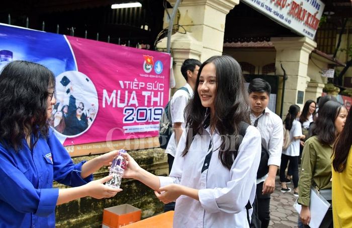 Phát nước miễn phí cho các thí sinh