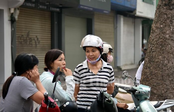 Phụ huynh hồi hộp chờ thí sinh