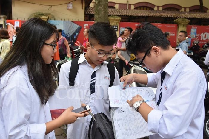 Kiểm tra cẩn thận thẻ và phiếu dự thi