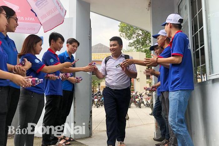 Thí sinh vui vẻ rời khỏi điểm thi sau môn ngữ văn tại điểm thi tại trường THPT Ngô Quyền