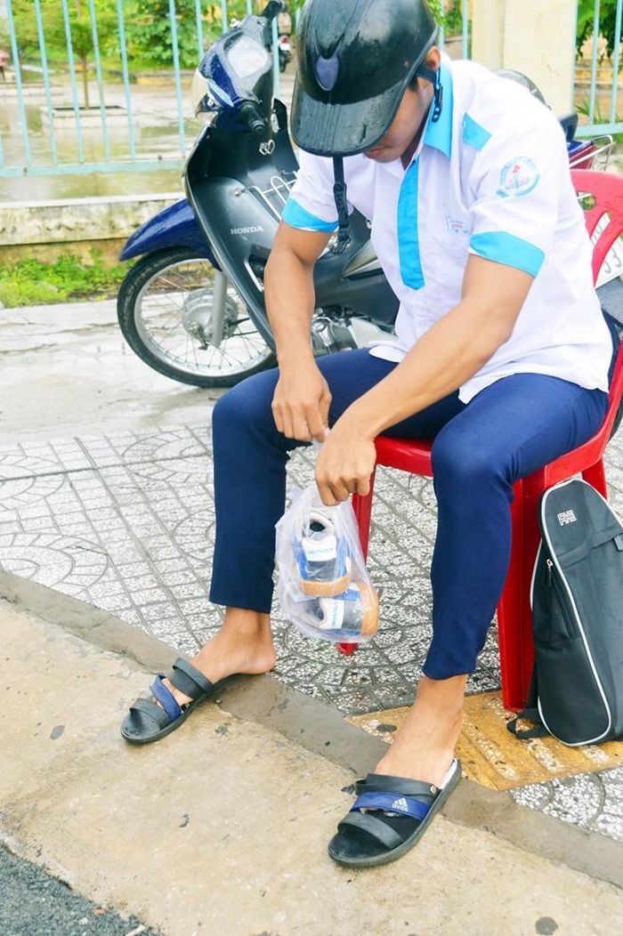 Có thí sinh phòng xa bằng cách mang giày nhưng dự phòng theo đôi dép nên khi có mưa, nước ngập thì em tháo giày cất vào ba lô, sử dụng dép đi vào phòng thi. 